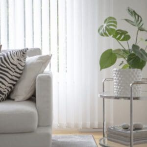 Vertikala lamellgardiner i modern design för flexibel ljusreglering och insynsskydd.