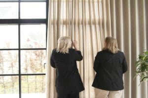 Eleganta gardiner som skapar en ombonad känsla och ger flexibel ljusreglering i hemmet.