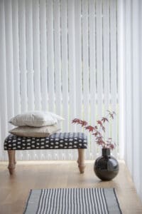 Vertikala lamellgardiner i modern design för flexibel ljusreglering och insynsskydd.