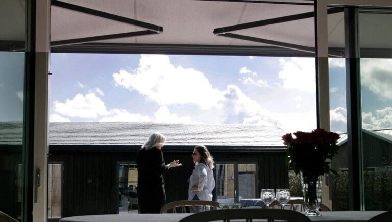 Terrassmarkis över altan och uteplats som ger effektivt solskydd och ökad komfort utomhus.