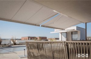 Camabox BX4000 öppen kassettmarkis monterad på fasad som ger effektivt solskydd för uteplats och terrass.