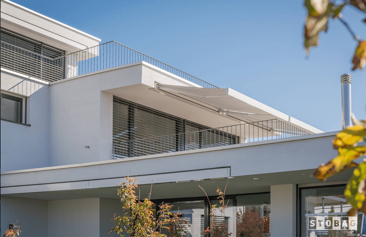 Camabox BX4000 terrassmarkis som skapar effektivt solskydd och en komfortabel uteplats.