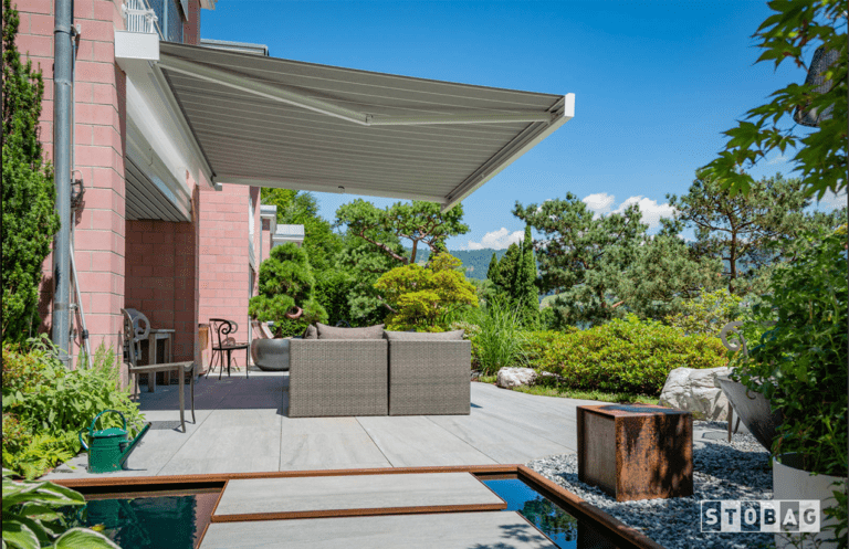 Camabox BX4500 utfälld terrassmarkis över uteplats med effektivt solskydd.