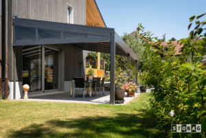 ARNEX PS8000 solskydd för glastak och pergola med effektiv värmereducering och modern design.