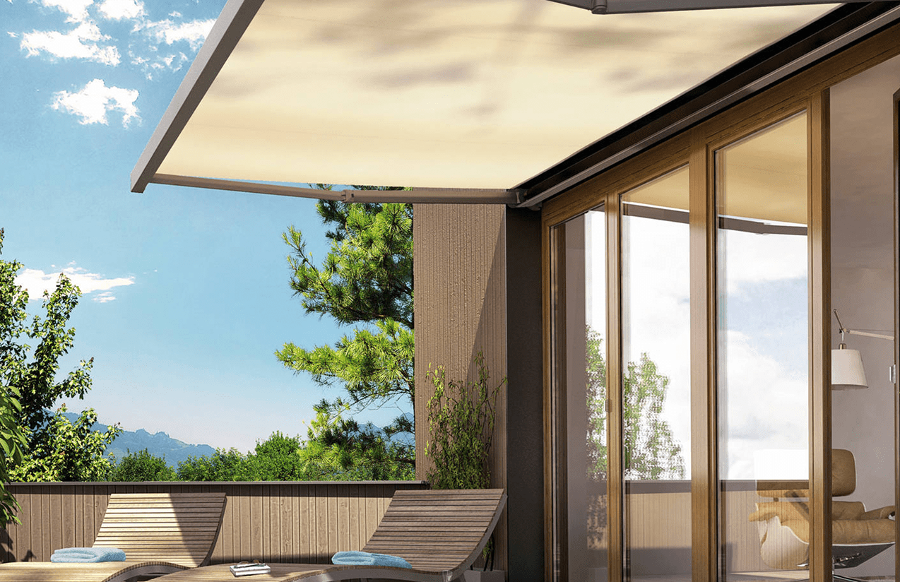 Terrassmarkis TX8200 monterad över uteplats för effektivt solskydd och ökad komfort utomhus.