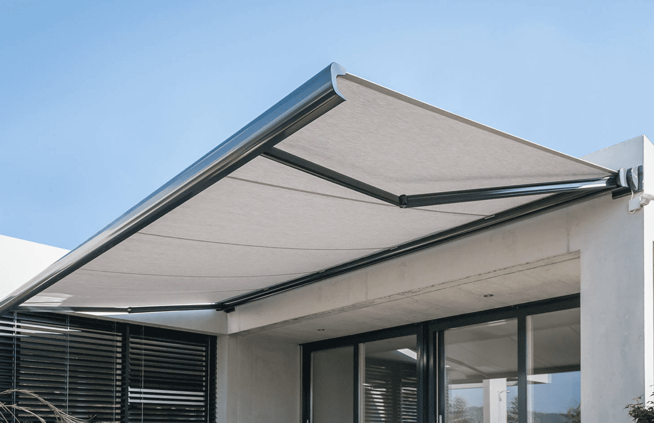 TX8300 terrassmarkis monterad på hus för effektiv solavskärmning och ökad komfort utomhus.
